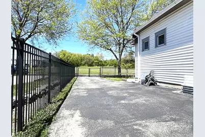 2401 W Plainfield Ave, Milwaukee, WI 53221 - Photo 40