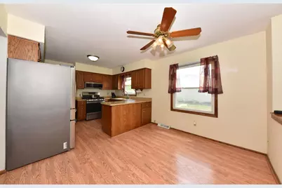 W165N10648  Wagon Trl, Germantown, WI 53022 - Photo 6