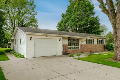 2715  Hilltop Ct, East Troy, WI 53120 - Photo 2