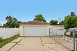 8801 W Lawn Ave, Milwaukee, WI 53225 - Photo 24