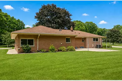 6901 N Crestwood Dr, Glendale, WI 53209 - Photo 16