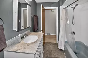 11605 W Mt Vernon Ave, Wauwatosa, WI 53226 - Photo 12