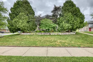 1360 Meadowcreek Dr, Pewaukee, WI 53072 - Photo 28