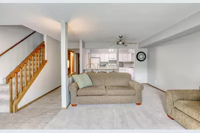 1360  Meadowcreek Dr #F, Pewaukee, WI 53072 - Photo 4
