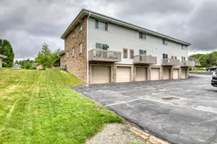 1360 Meadowcreek Dr, Pewaukee, WI 53072 - Photo 24