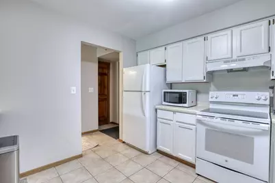 1360  Meadowcreek Dr #F, Pewaukee, WI 53072 - Photo 8