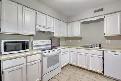 1360  Meadowcreek Dr #F, Pewaukee, WI 53072 - Photo 8