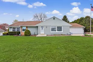 211 E Alta Loma Cir, Thiensville, WI 53092 - Photo 2