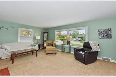 211 E Alta Loma Cir, Thiensville, WI 53092 - Photo 6