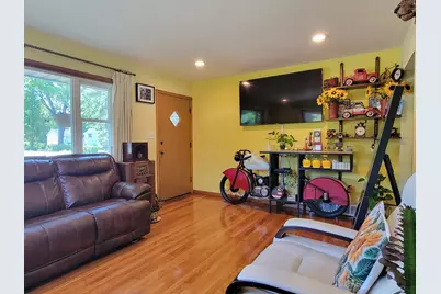 8982 S 79th St, Franklin, WI 53132 - Photo 2