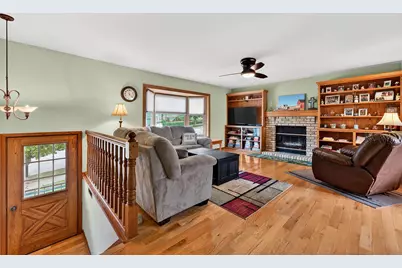 919  Squire Ln, West Bend, WI 53090 - Photo 4