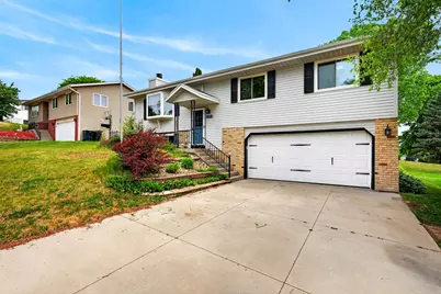 919  Squire Ln, West Bend, WI 53090 - Photo 2