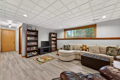 919  Squire Ln, West Bend, WI 53090 - Photo 24