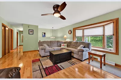 919  Squire Ln, West Bend, WI 53090 - Photo 6
