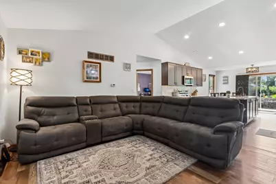 7710 S Chapel Hill Dr, Franklin, WI 53132 - Photo 8
