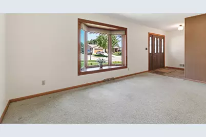 605 E Laverne Dr, Oak Creek, WI 53154 - Photo 6