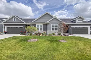 957 Elderberry Rd, Oconomowoc, WI 53066 - Photo 2