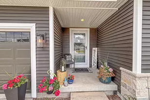 957 Elderberry Rd, Oconomowoc, WI 53066 - Photo 4