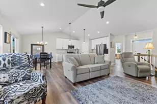 9154 Creekside Cir, Pleasant Prairie, WI 53158 - Photo 4