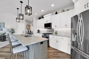S54W25469 Pebble Brook Ct, Waukesha, WI 53189 - Photo 6