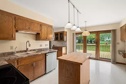 5413  Somerset Ln, Greenfield, WI 53221 - Photo 8