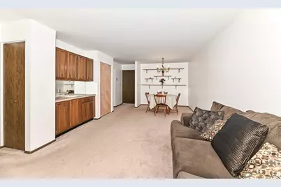 6100 W Stonehedge Dr #167, Greenfield, WI 53220 - Photo 4