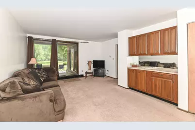 6100 W Stonehedge Dr #167, Greenfield, WI 53220 - Photo 8