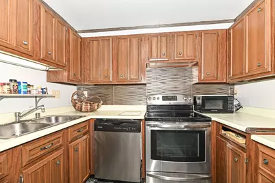 6100 W Stonehedge Dr #167, Greenfield, WI 53220 - Photo 10