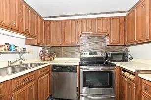 6100 W Stone Hedge Dr, Greenfield, WI 53220 - Photo 10