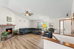 W1401 Stoney Brook Ct, Ixonia, WI 53036 - Photo 6