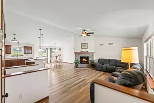 W1401 Stoney Brook Ct, Ixonia, WI 53036 - Photo 4