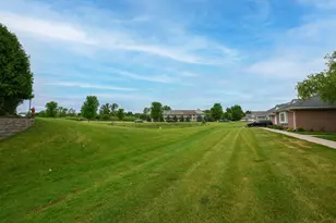 W241N2533 E Parkway Meadows Circle, Pewaukee, WI 53072 - Photo 26