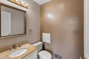 2005 Chateau Ct, Grafton, WI 53024 - Photo 10