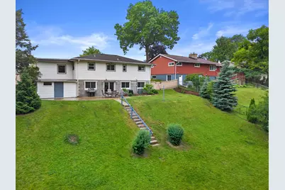 353  Tower Ct, Pewaukee, WI 53072 - Photo 4