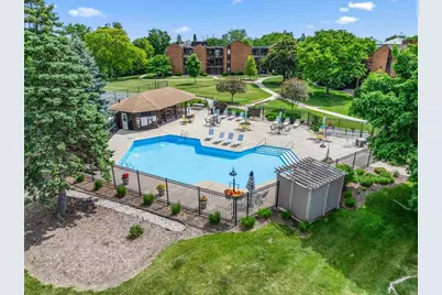 6100 W Stonehedge Dr #323, Greenfield, WI 53220 - Photo 2