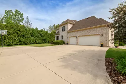 10935 N Oriole Ln, Mequon, WI 53092 - Photo 4