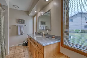 10929 W Hope Ave, Wauwatosa, WI 53222 - Photo 16