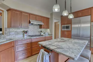 10929 W Hope Ave, Wauwatosa, WI 53222 - Photo 8