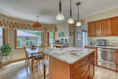 10929 W Hope Ave, Wauwatosa, WI 53222 - Photo 6