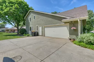 10929 W Hope Ave, Wauwatosa, WI 53222 - Photo 24