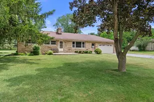 W147N5010 Dolphin Dr, Menomonee Falls, WI 53051 - Photo 2