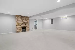 W147N5010 Dolphin Dr, Menomonee Falls, WI 53051 - Photo 20