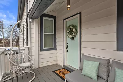 1850 N Arlington Pl, Milwaukee, WI 53202 - Photo 2