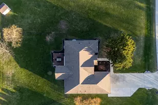 W272N387 Hilltop Dr, Pewaukee, WI 53188 - Photo 4