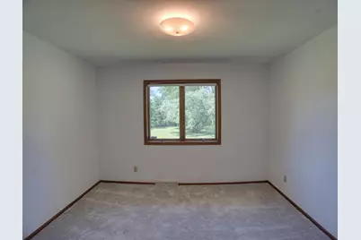 912  Edgewater Ct, Watertown, WI 53098 - Photo 12