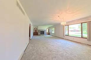 912 Edgewater Ct, Watertown, WI 53098 - Photo 2