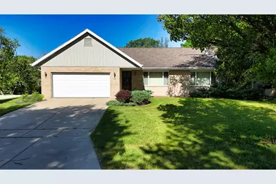912  Edgewater Ct, Watertown, WI 53098 - Photo 1
