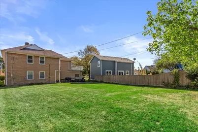 8748  Parkview Ct, Wauwatosa, WI 53226 - Photo 10