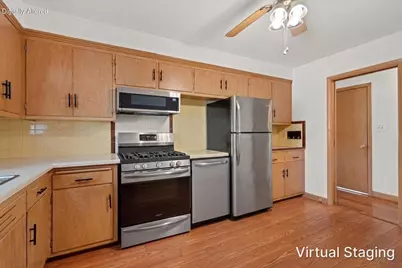 8748  Parkview Ct, Wauwatosa, WI 53226 - Photo 4