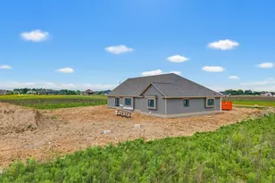 W297N8135 Meadow Bliss Dr, Lisbon, WI 53089 - Photo 6